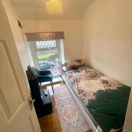 Апартаменты Single Bed In A Peaceful House In Morriston Экстерьер фото